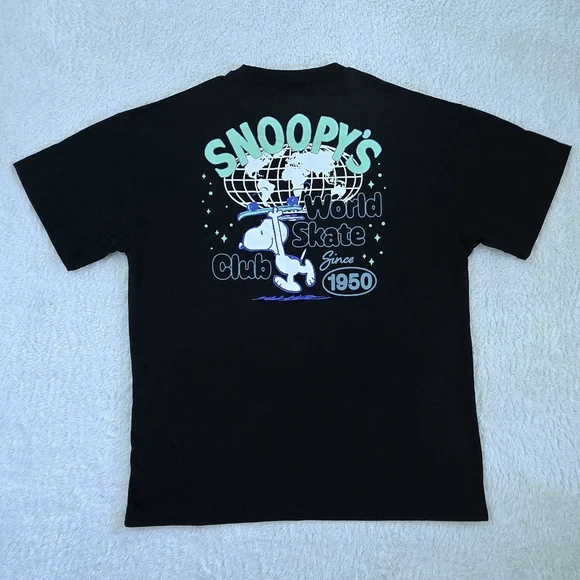 Peanuts🥜 "Snoopy's World🌎 Skate🛹 Club" Graphic Tee👕 - NWOT - Picture 1 of 14
